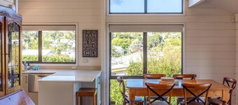 Matai Cottage - Matai Cottage is a charming two-bedroom retreat that offers sweeping ocean views and relaxed, contemporary comfort. Perfect for couples, families, or small groups, the cottage blends the feel of a classic Waiheke getaway with modern c