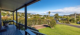 Matai Cottage - Matai Cottage is a charming two-bedroom retreat that offers sweeping ocean views and relaxed, contemporary comfort. Perfect for couples, families, or small groups, the cottage blends the feel of a classic Waiheke getaway with modern c