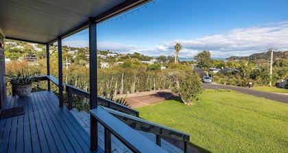 Matai Cottage - Matai Cottage is a charming two-bedroom retreat that offers sweeping ocean views and relaxed, contemporary comfort. Perfect for couples, families, or small groups, the cottage blends the feel of a classic Waiheke getaway with modern c