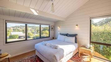 2 bedrooms, iron/ironing board, internet, bed sheets