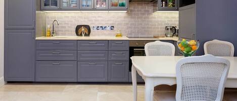 Refrigerador, microondas, lavavajillas y tostadora