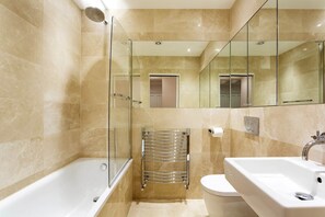 Een douche, een haardroger, handdoeken