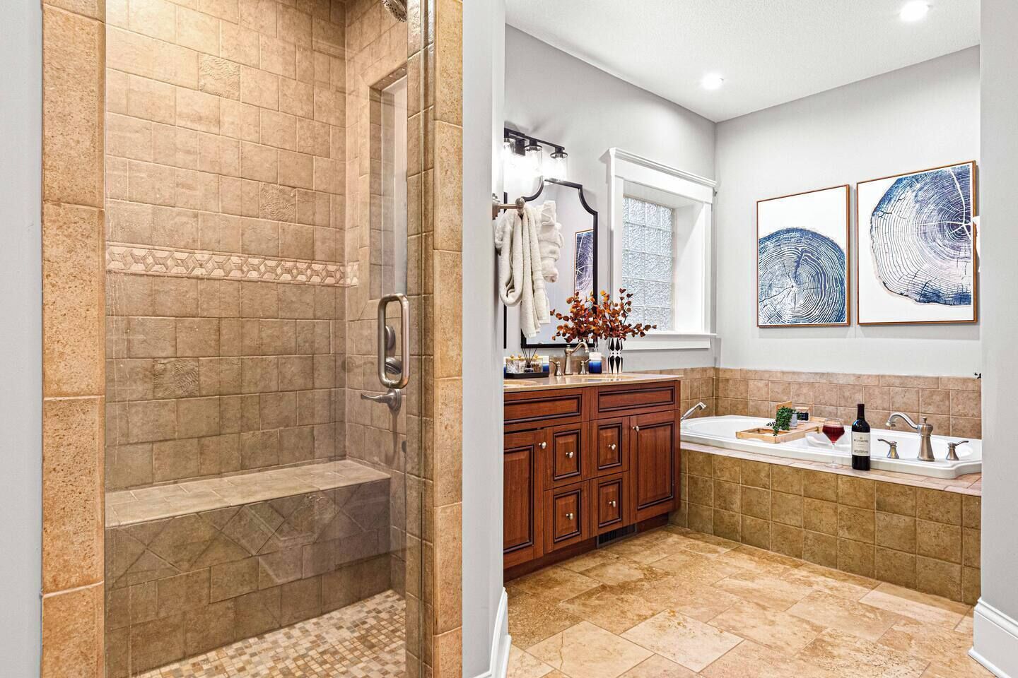 Secador de pelo, toallas, jabón y champú