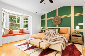 7 bedrooms, desk, iron/ironing board, travel cot