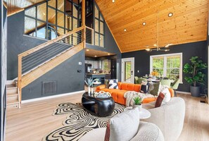Smart-TV, Kamin, Arbeitsbereiche