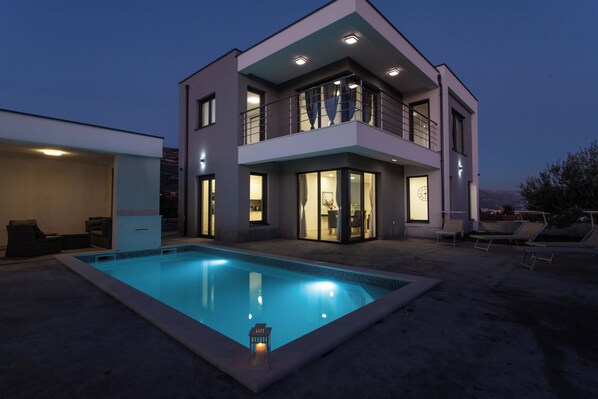 حمّام سباحة خارجي