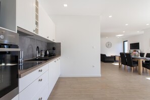 Køleskab, mikrobølgeovn, ovn, kogeplade