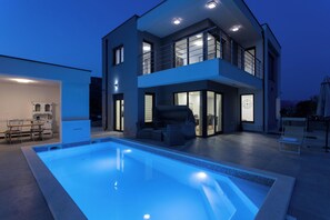 حمّام سباحة خارجي