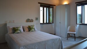 A bedroom with a bed, a chair, a wardrobe, and a window. - Old Farmhouse "Green Apt",trekking lovers vacation homes with splendid views (Ravello)