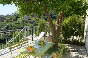 Outdoor dining - Old Farmhouse "Green Apt",trekking lovers vacation homes with splendid views (Ravello)