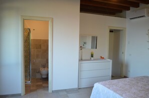 Een douche, een haardroger, handdoeken, zeep