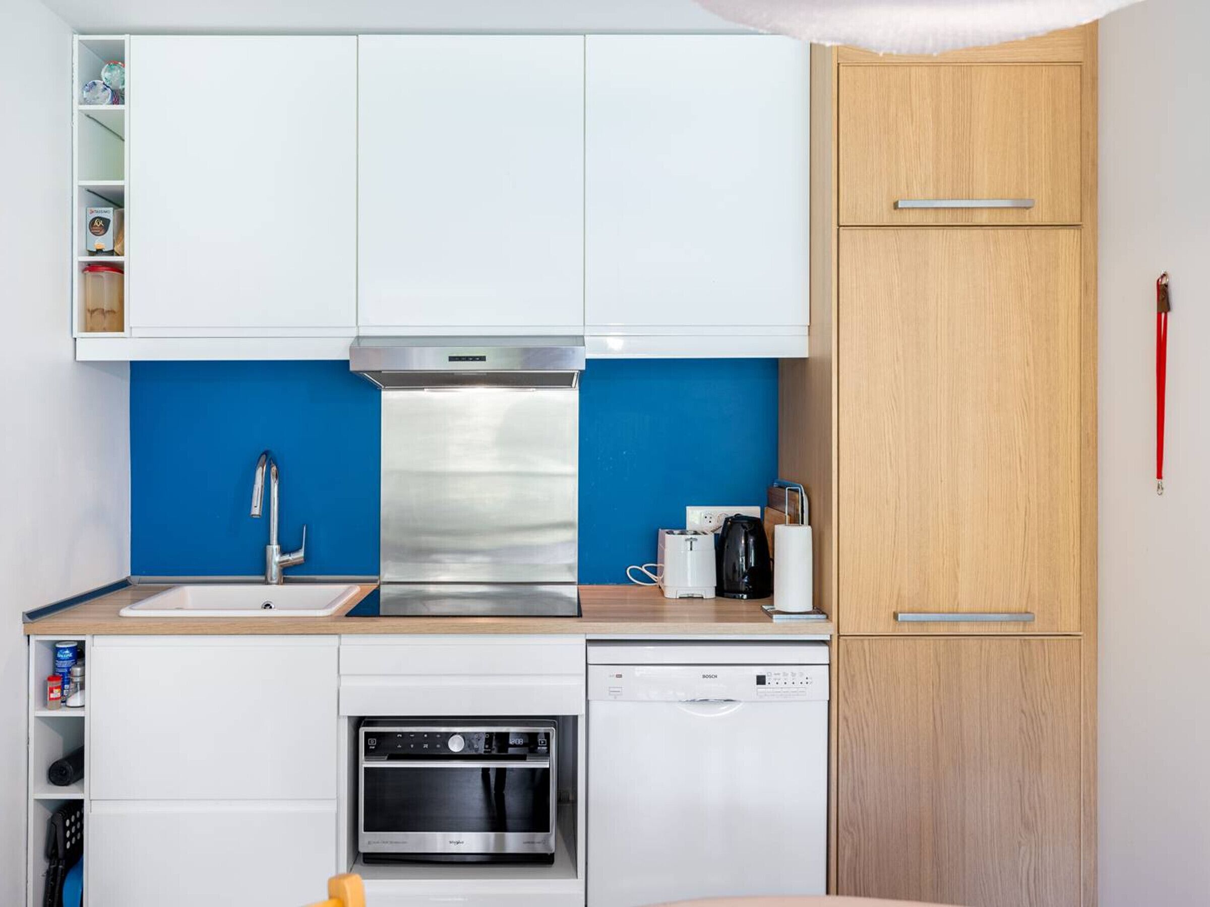 Micro-ondes, lave-vaisselle, cafetière/bouilloire