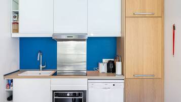 Micro-ondes, lave-vaisselle, cafetière/bouilloire