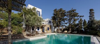 6BR Villa w/ Private Pool, 4 Baths, ACs & Garden -PADMA
