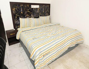 Habitación económica con 1 cama matrimonial o 2 individuales | Escritorio, espacio para trabajar con laptop y wifi gratis 