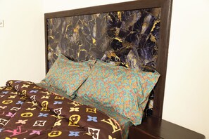 Standard Twin Room | Desk, laptop workspace, free WiFi, bed sheets - Warapie Lodge (Komenda)