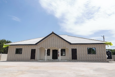 Front of property. Warapie Lodge