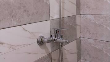 Chambre Triple Classique, 1 très grand lit, vue établissement | Salle de bain | Baignoire et douche séparées, serviettes fournies, savon