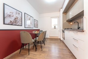 Full-sized fridge, oven, stovetop, espresso maker