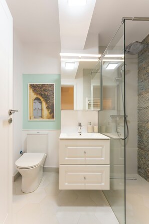 Shower, free toiletries, hair dryer, towels