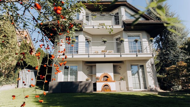 A two-story house with a balcony, a fireplace, and a small garden. - DiamondVilla, 4 bedroom Apartment, garden & spa (Hlavní mesto Praha)