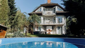 A two-story house with a swimming pool in front. - DiamondVilla, 4 bedroom Apartment, garden & spa (Hlavní mesto Praha)