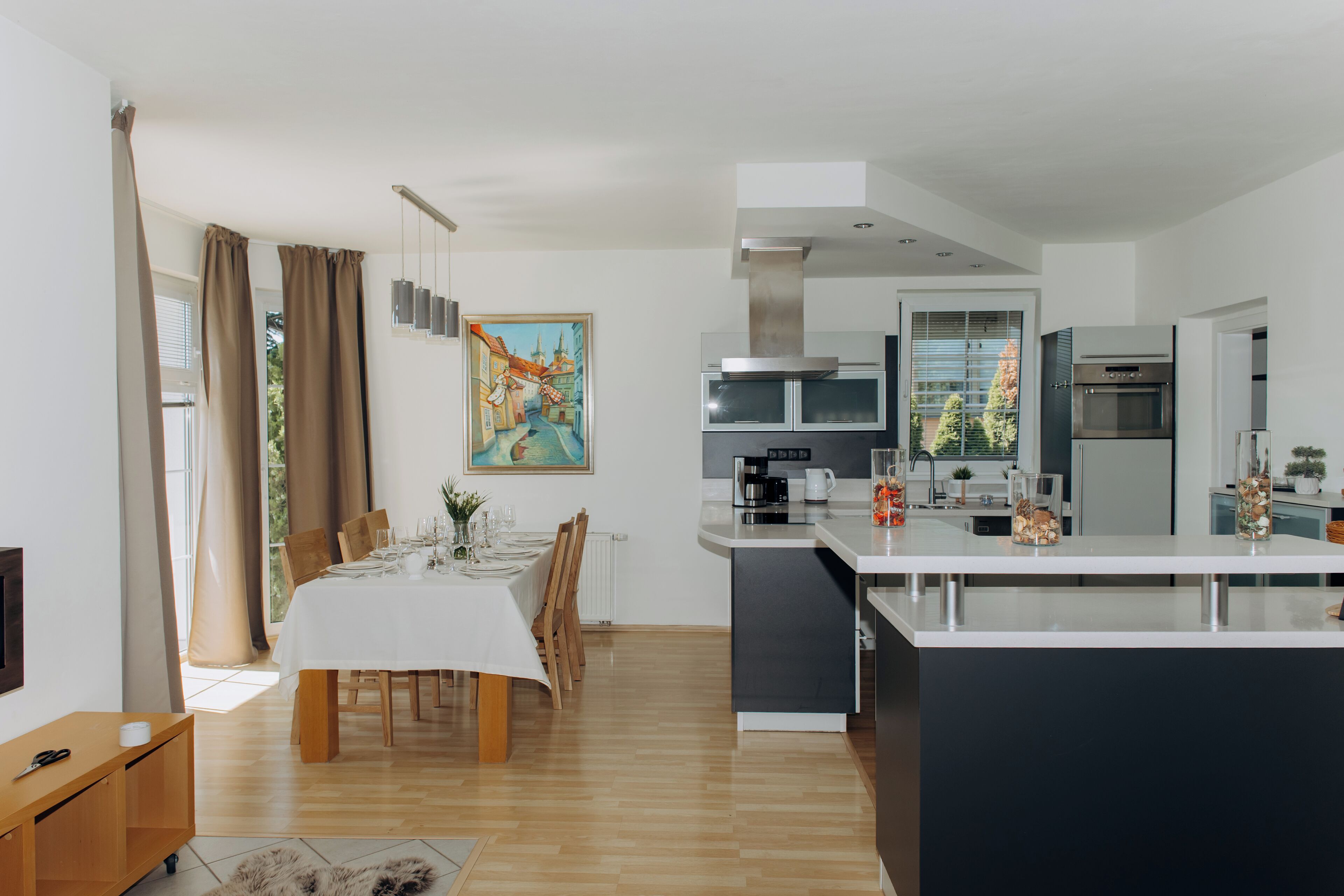 Jääkaappi, mikroaaltouuni, uuni, liesi