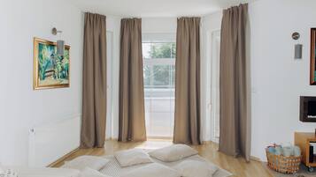 4 bedrooms, in-room safe, iron/ironing board, free WiFi