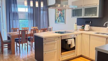 Refrigerador, microondas, horno, placa de cocina