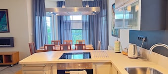 DiamondVilla, 4 bedroom Apartment, garden & spa