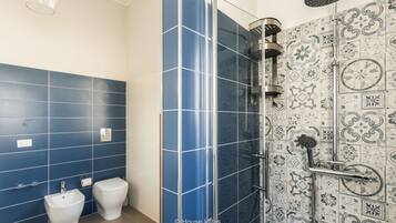 Dusche, Haartrockner, Bidet, Handtücher