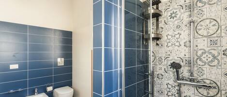 Shower, hair dryer, bidet, towels