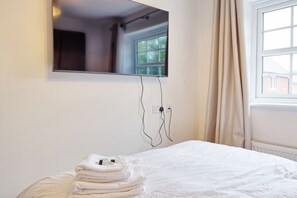 2 bedrooms, iron/ironing board, travel cot, free WiFi