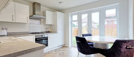 Fridge, oven, stovetop, dishwasher