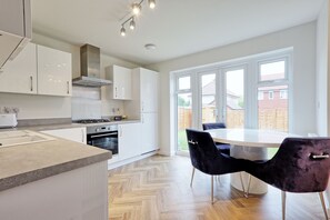 Een koelkast, een oven, een kookplaat, een vaatwasser