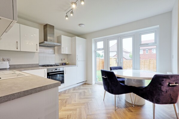 Fridge, oven, stovetop, dishwasher