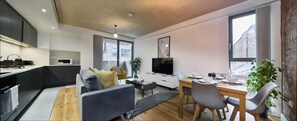 Un apartamento moderno con cocina, comedor y sala de estar.