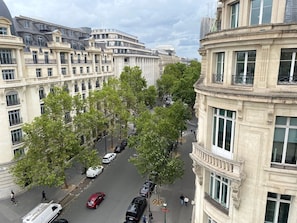 A street view with buildings, cars, and pedestrians. - Appartement Opera Chauchat Citycosy (Paris)