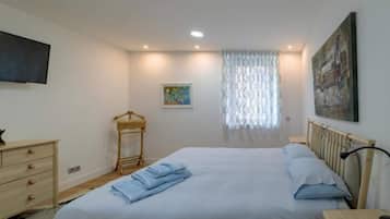 3 habitaciones, tabla de planchar con plancha, wifi y ropa de cama