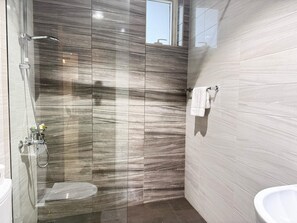 Shower, jetted bath, hair dryer, bidet