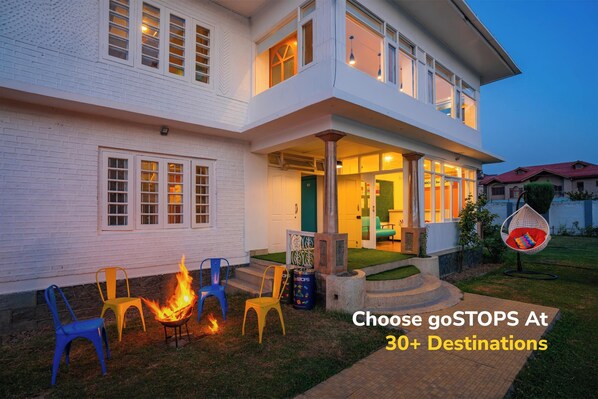 Bagian depan properti - sore/malam