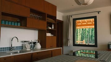 Fridge, coffee/tea maker