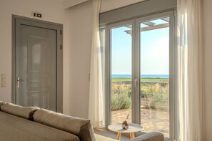 Desk, laptop workspace, free WiFi, bed sheets - Mantis Seaside Houses (Trifylia)