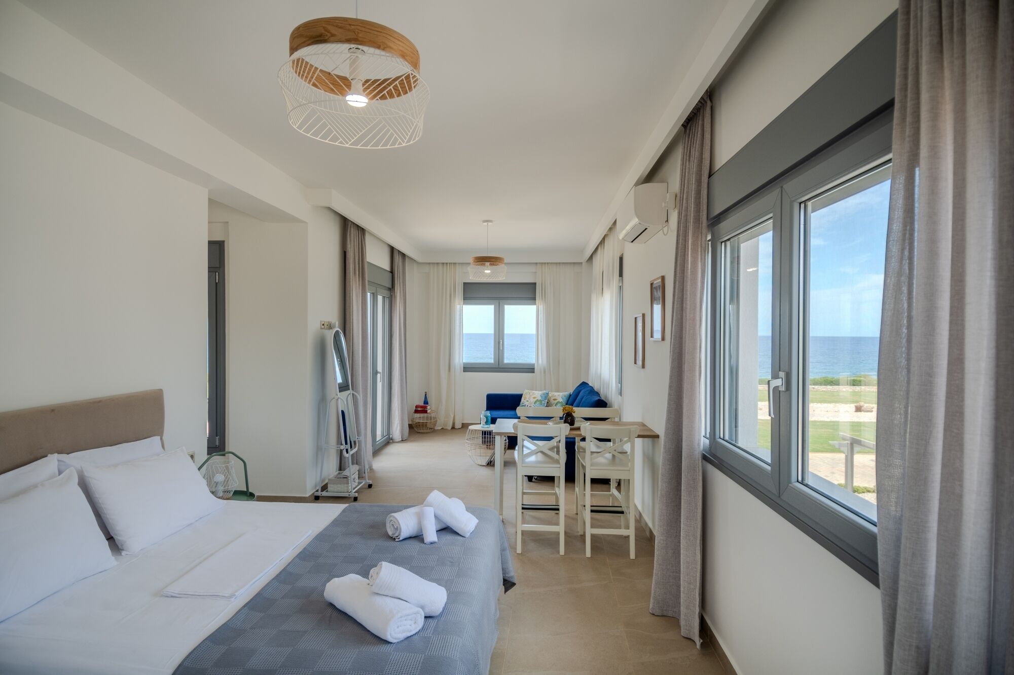 Bureau, espace de travail pour ordinateur portable, Wi-Fi gratuit