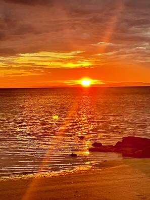 On the beach - Comfortable Malagasy bungalow on private beach (Analanjirofo)