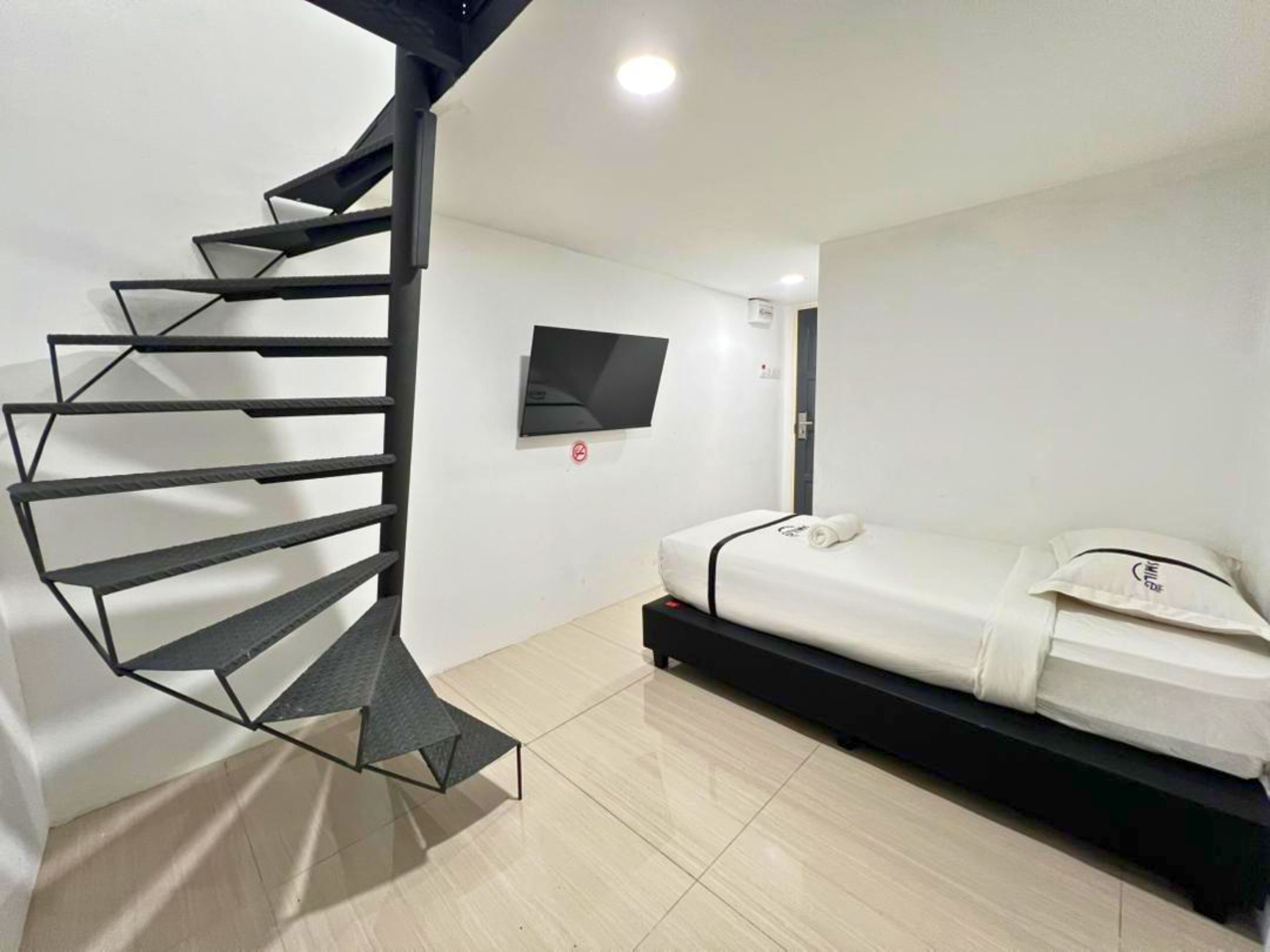 Escritorio, tabla de planchar con plancha y wifi gratis 