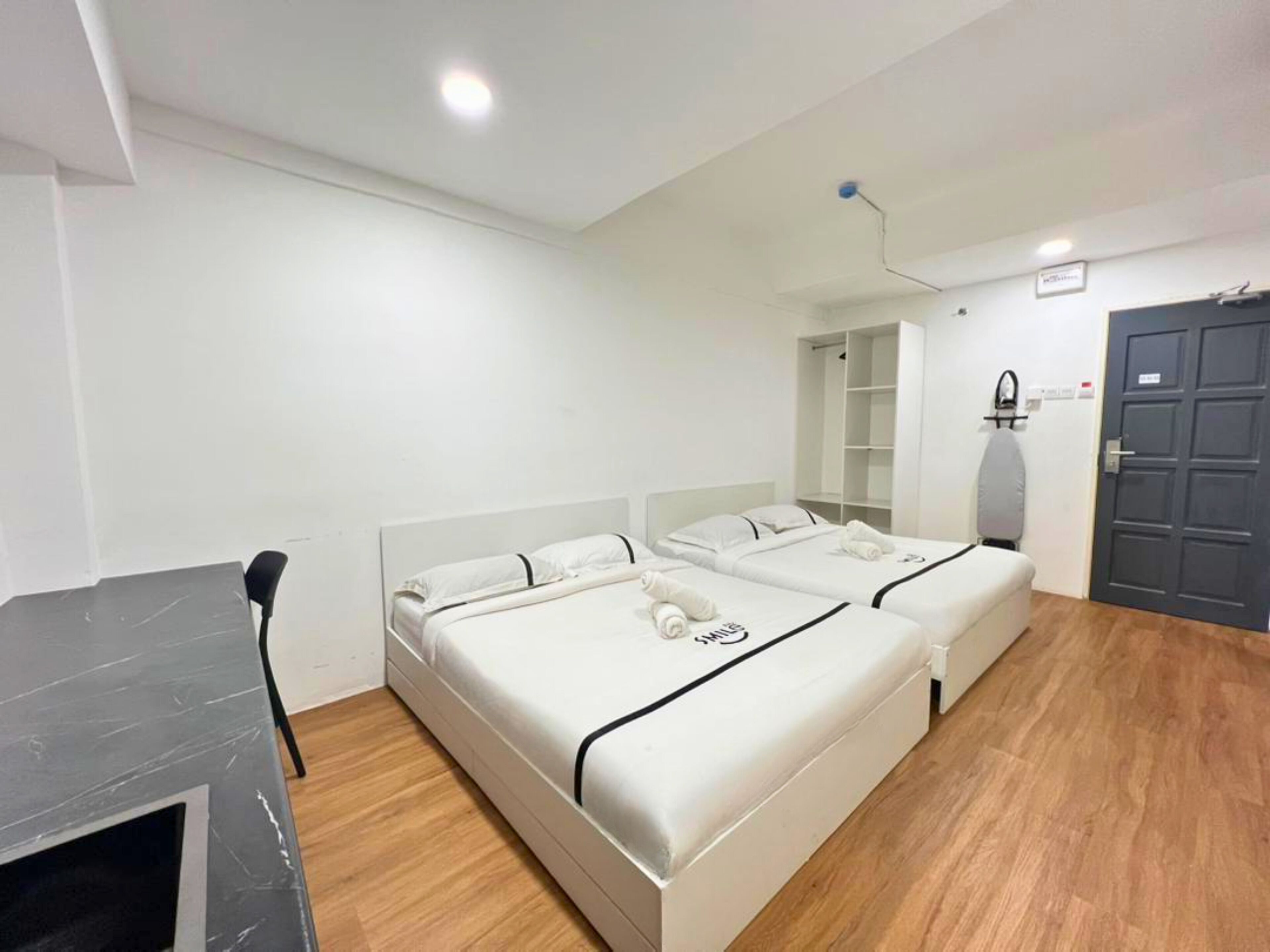 Family Room | Desk, iron/ironing board, free WiFi