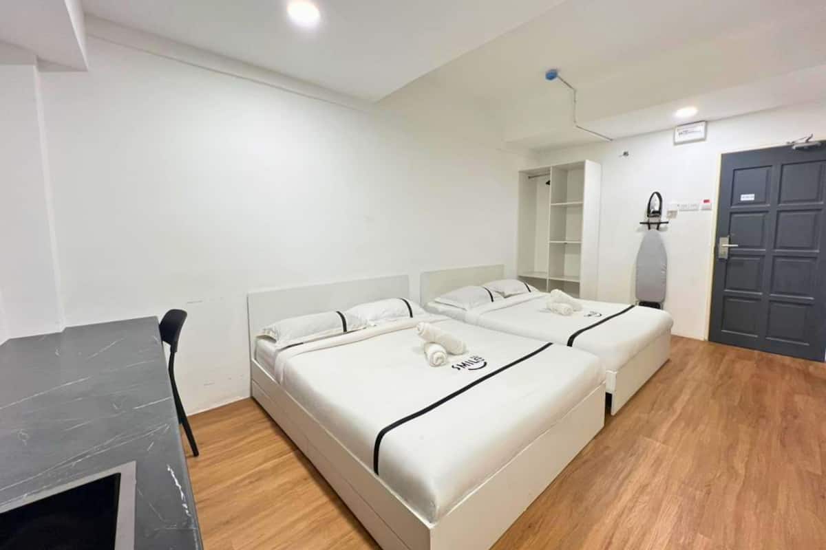 Family Room | Desk, iron/ironing board, free WiFi