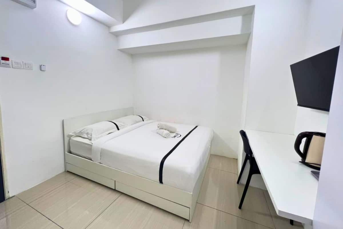 Desk, iron/ironing board, free WiFi