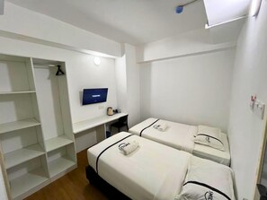 Twin kamer | Een bureau, een strijkplank/strijkijzer, gratis wifi